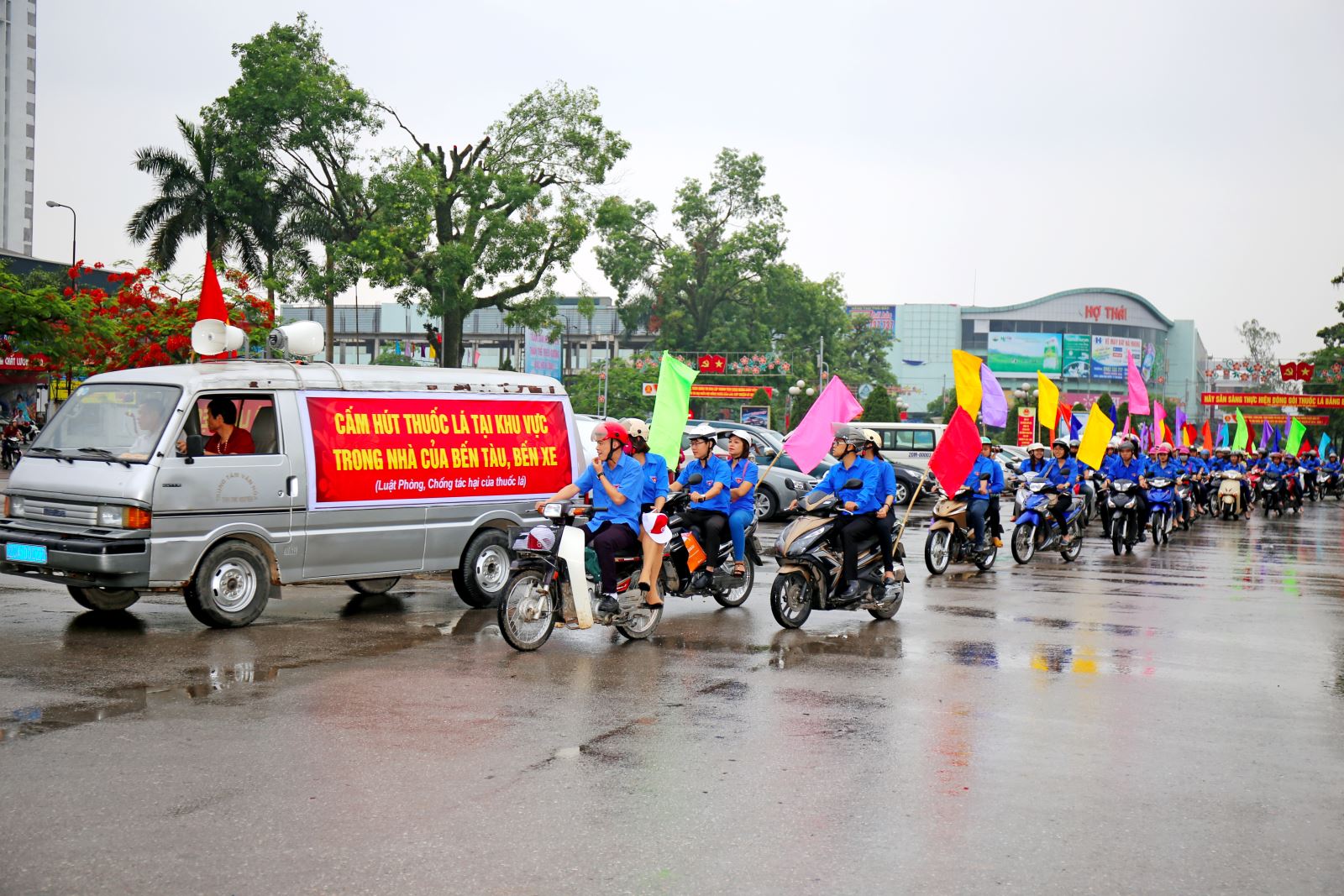 Đoàn viên thanh niên ngành Y tế diễu hành tuyên truyền phòng, chống tác hại của thuốc lá trên một số trục đường chính tại T.P Thái Nguyên